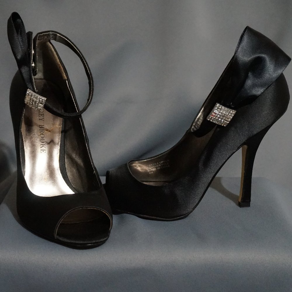 Audrey Brooke Alani Black Open Toe Heel Size 6